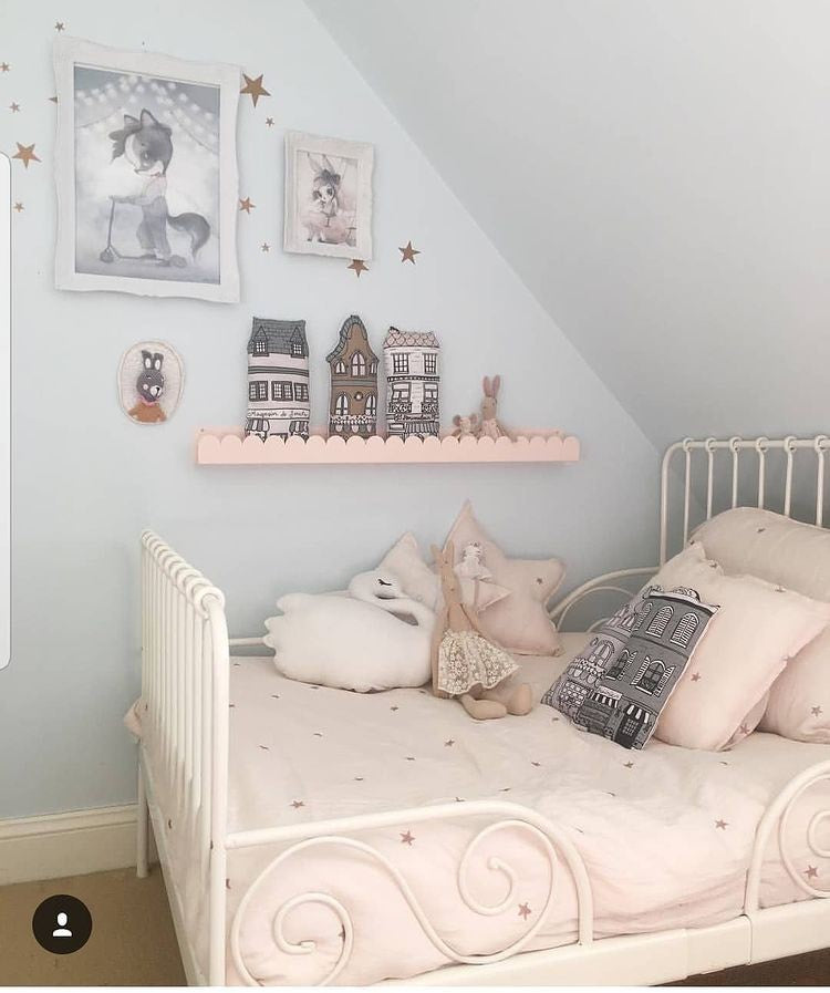 Cloud shaped kids book shelf in blush pink. This gorgeous girls bedroom features a single handy kids cloud shelf useful for keep item in easy reach. 